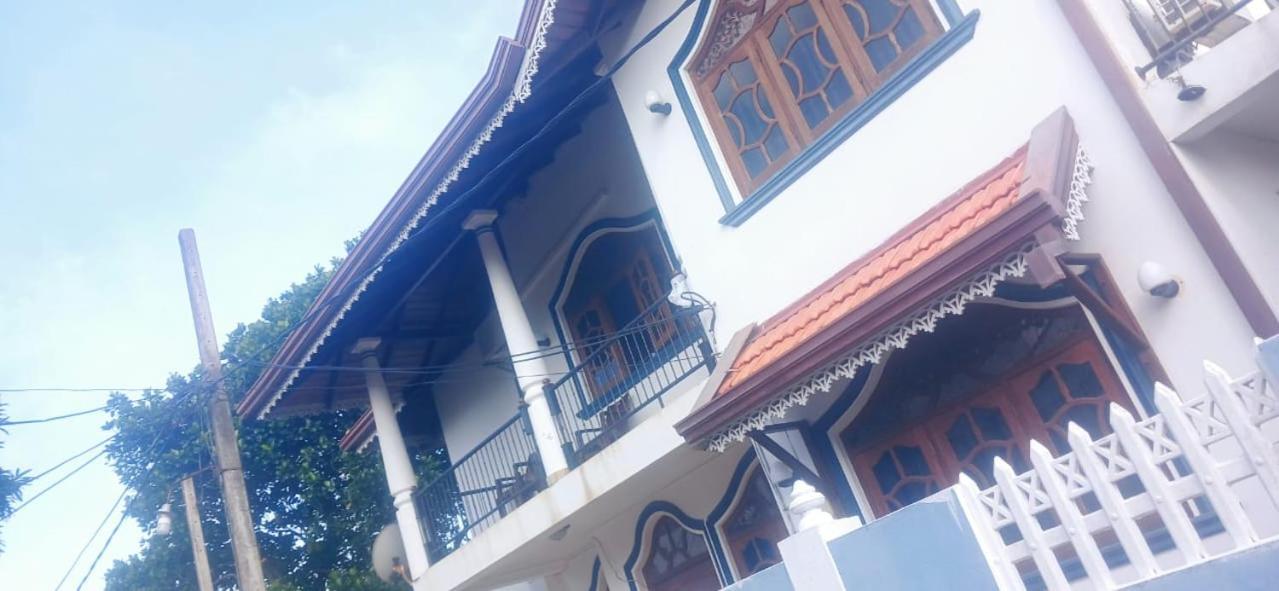 Oviniru Beach Hotel Negombo Buitenkant foto