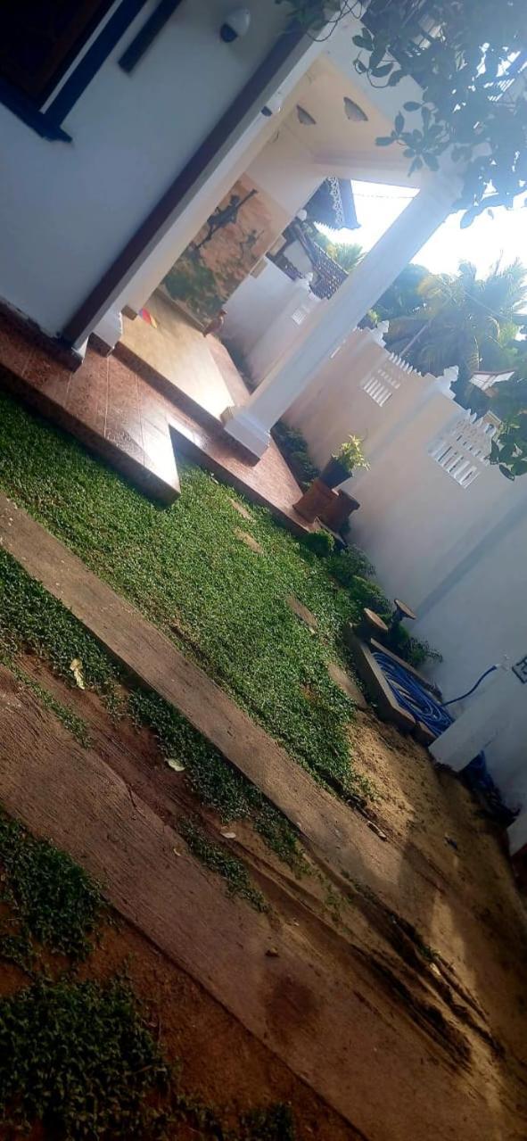 Oviniru Beach Hotel Negombo Buitenkant foto