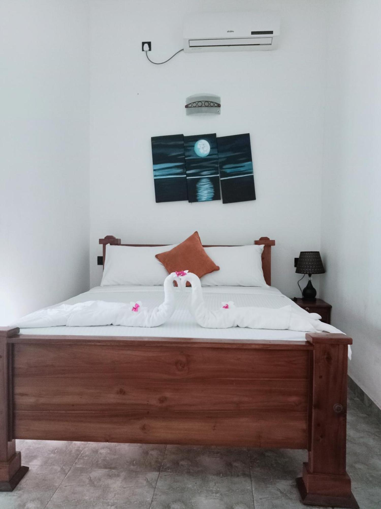 Oviniru Beach Hotel Negombo Buitenkant foto