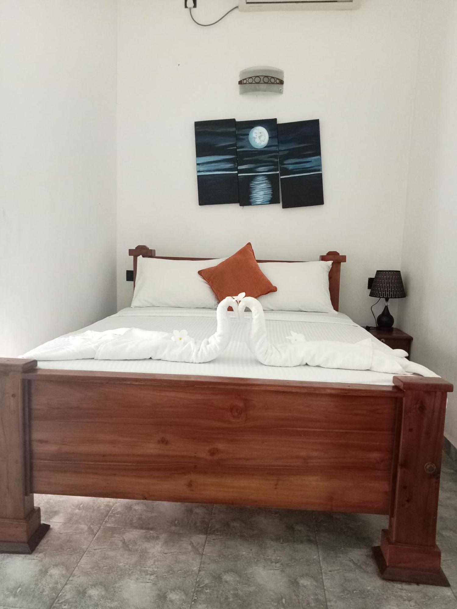 Oviniru Beach Hotel Negombo Buitenkant foto