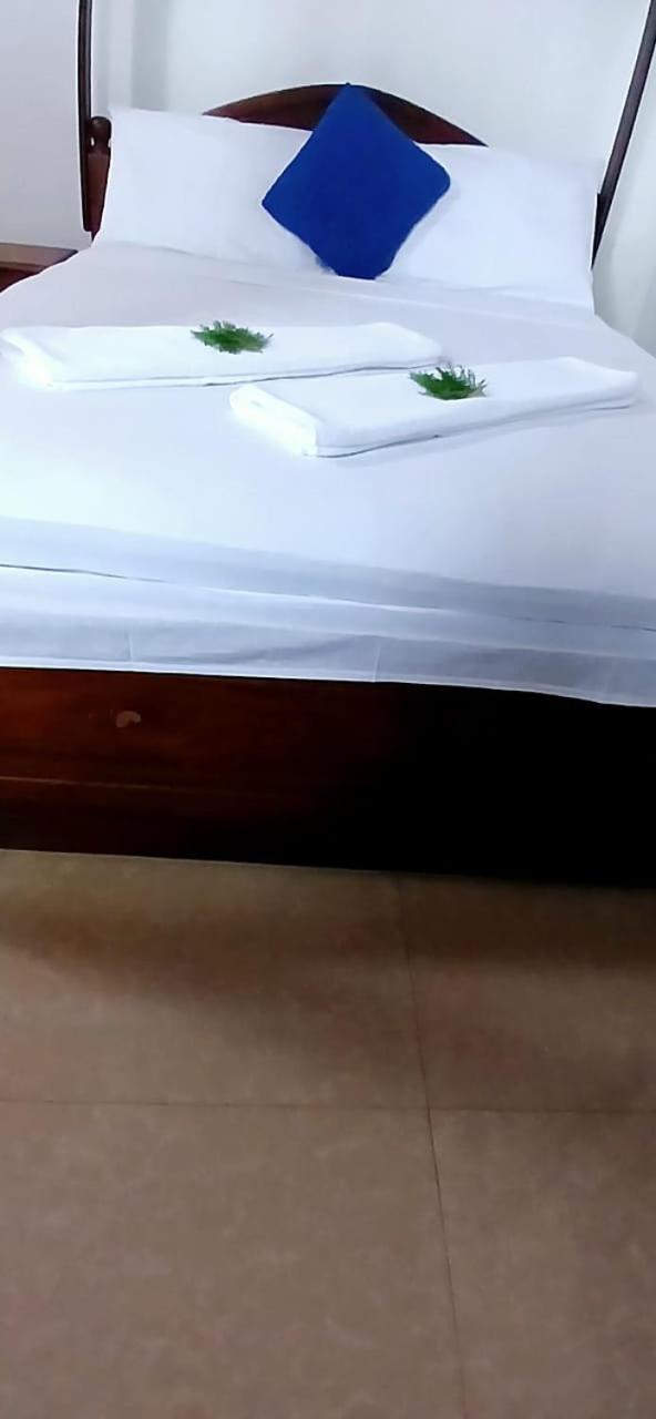 Oviniru Beach Hotel Negombo Buitenkant foto
