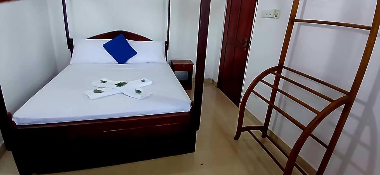 Oviniru Beach Hotel Negombo Buitenkant foto