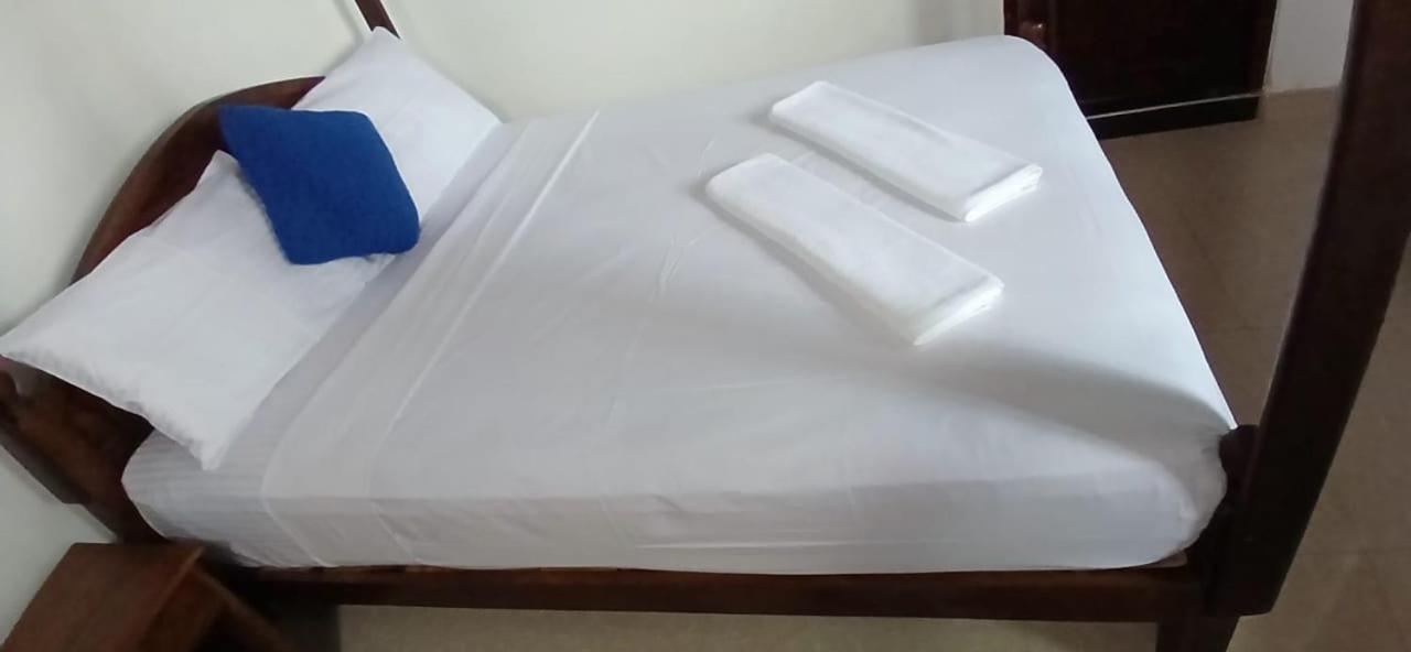 Oviniru Beach Hotel Negombo Buitenkant foto