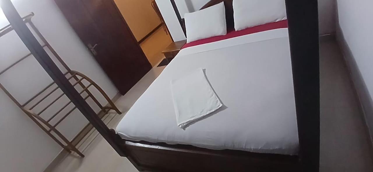 Oviniru Beach Hotel Negombo Buitenkant foto